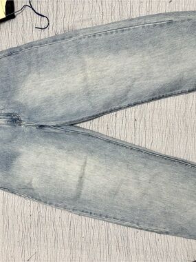 Light Wash Men’s Relaxed Jeans